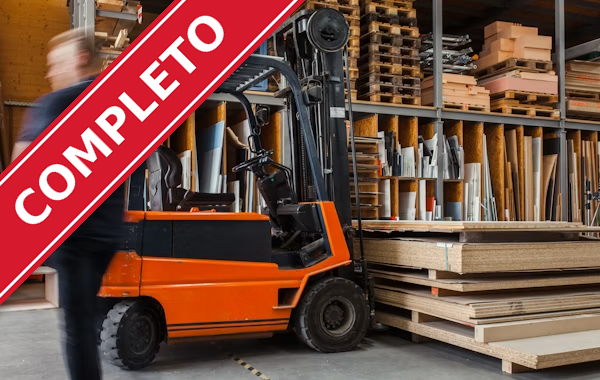Carretilla elevadora en almacén industrial