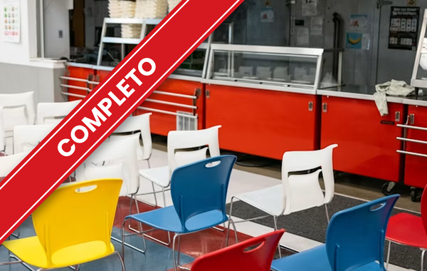 Comedor escolar con sillas de colores